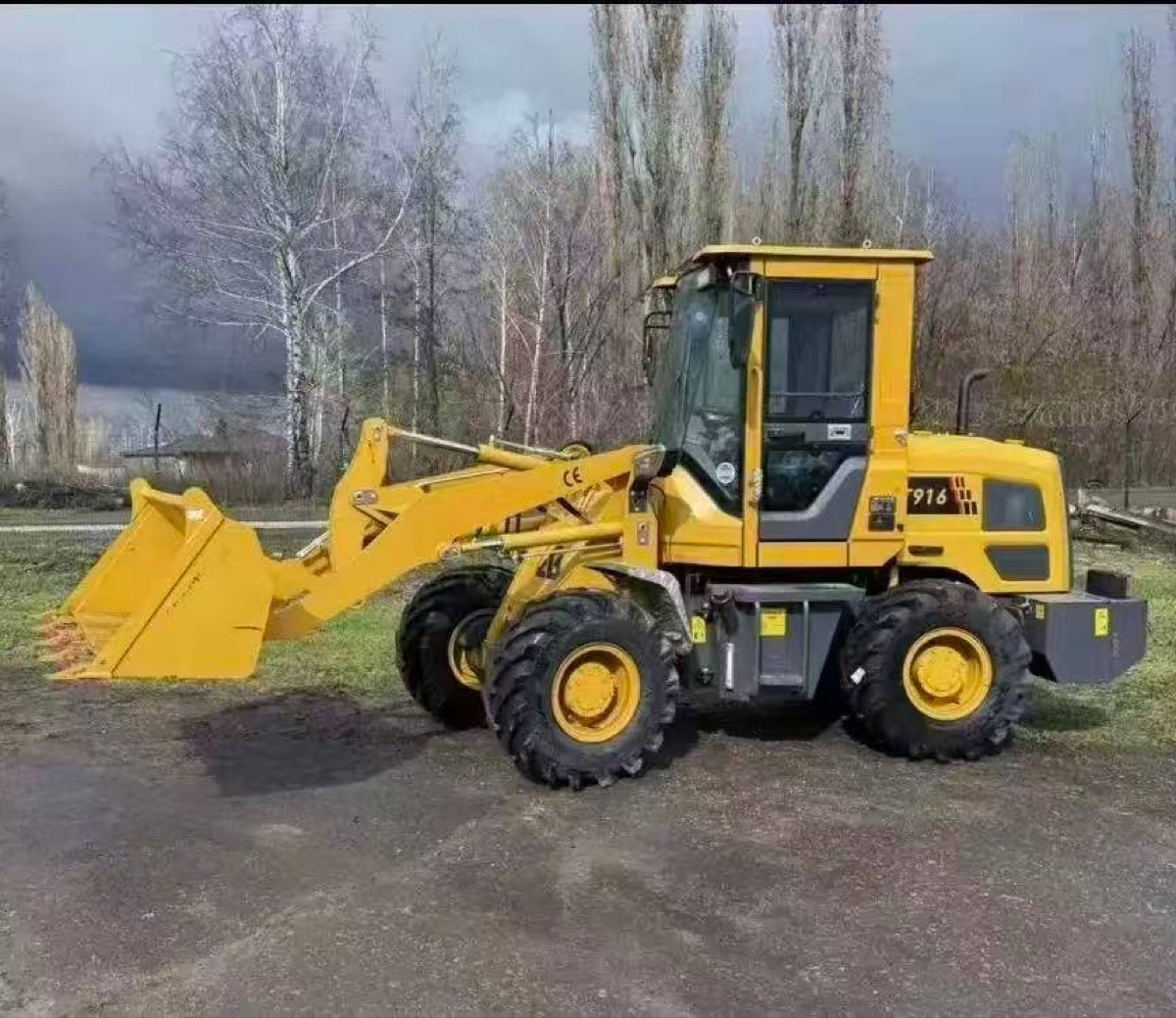 Погрузчик LuGong T916 на площадке